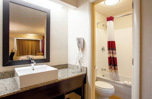 Lakeview Hotel | Red Roof Inn PLUS+ Washington DC - Manassas