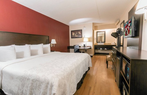Lakeview Hotel | Red Roof Inn PLUS+ Washington DC - Manassas