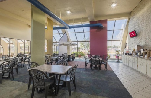 Elyria Hotel | Red Roof Inn & Suites Cleveland - Elyria