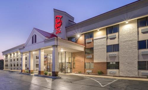 Elyria Hotel | Red Roof Inn & Suites Cleveland - Elyria