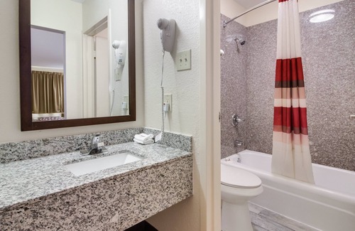 Commerce Hotel | Red Roof Inn & Suites Commerce - Athens