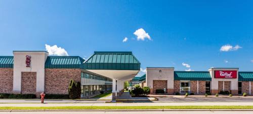 DeKalb Hotel | Red Roof Inn & Suites DeKalb