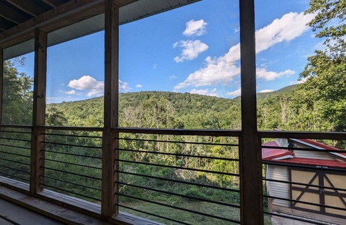 Stanley House | Red Roof mountain cabin with Starlink internet!
