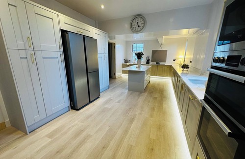 Newtongrange House | Red Roofs | 5BR Luxury | Near Edinburgh | EV Point
