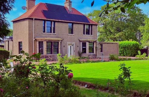 Newtongrange Villa | Red Roofs - 5BR Luxury - Large Gardens - EV Point - Near Edinburgh
