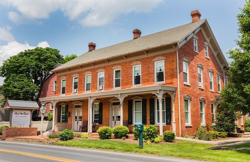 Witmer House | Red Rose Retreat in the Heart of Amish Country!