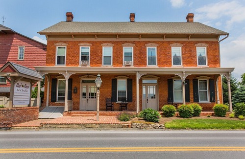 Witmer House | Red Rose Retreat in the Heart of Amish Country!