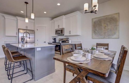 Washington House | Red Sand Retreat with Private Hottub and Firepit