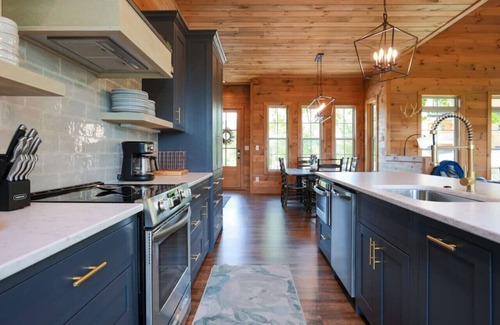 Gatlinburg - Pigeon Forge House | Red Sky View - Modern Cabin with Mountain Views!