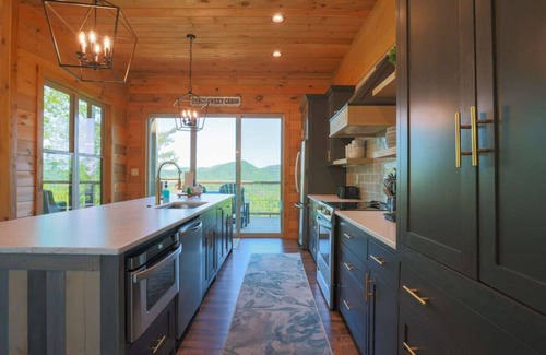 Gatlinburg - Pigeon Forge House | Red Sky View - Modern Cabin with Mountain Views!