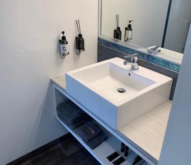 Te Anau Hotel | Red Tussock Motel