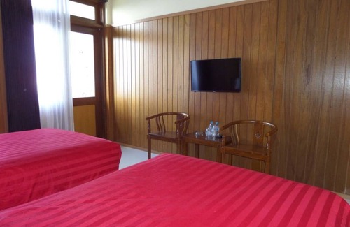 Ngadisari Bed & Breakfast | Red Twin Bedroom near active volcano Bromo