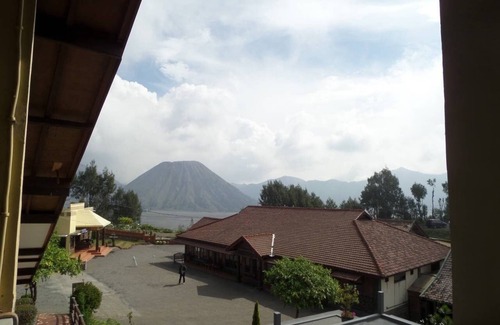 Ngadisari Bed & Breakfast | Red Twin Bedroom near active volcano Bromo