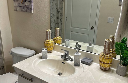 South Central Houston Apartment | Red Velvet Houston Downtown Loft