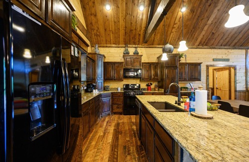Broken Bow Cabin | Redberry Lodge: 5 BR + Game Room, 5 Bath, Sleeps 13