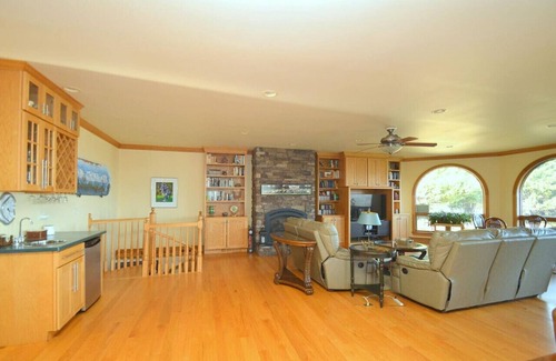 The Woods House | Redbud Keep - move theater, wifi, golf, view, recreation center access, grill