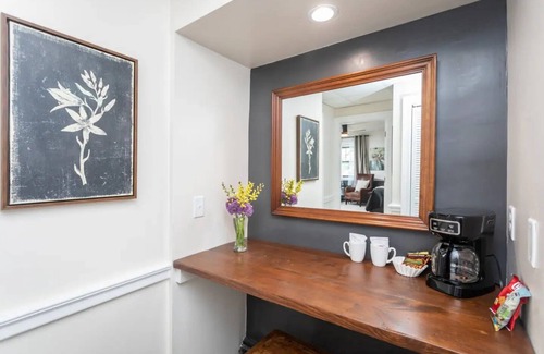 Harrisonburg Apartment | Redbud Room - By the Side Of the Road Inn and Cottages