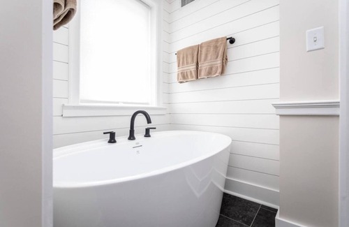 Harrisonburg Apartment | Redbud Room - By the Side Of the Road Inn and Cottages