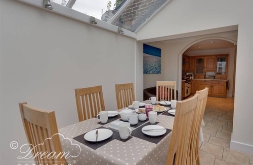 Weymouth Cottage | REDCLIFF VIEW LODGE, family friendly, with a garden in Weymouth