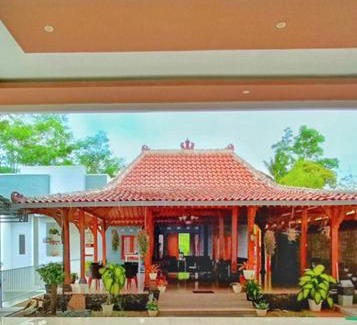 Banjarasri Hotel | RedDoorz At Artomoro Guest House