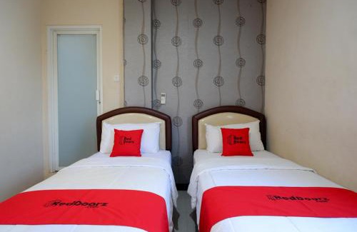 Palu Hotel | RedDoorz at Jalan Emmy Saelan Palu
