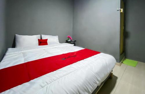 Tanjung Uncang Hotel | RedDoorz at Marina City Waterfront
