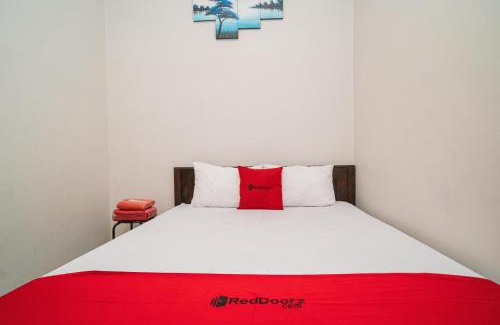 Surabaya Hotel | RedDoorz at MERR Rungkut Jl Gunung Anyar