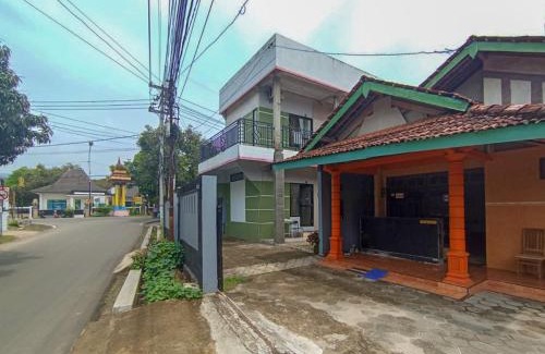 Pacitan Hotel | RedDoorz at Penginapan Hello Pacitan