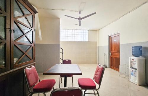 Gubeng Hotel | RedDoorz at Pucang Anom Timur Surabaya
