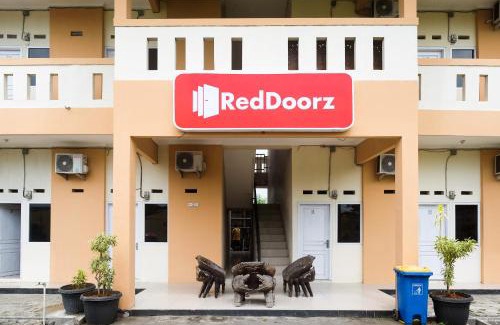 Cimohong Hotel | RedDoorz at Putri Syariah Brebes