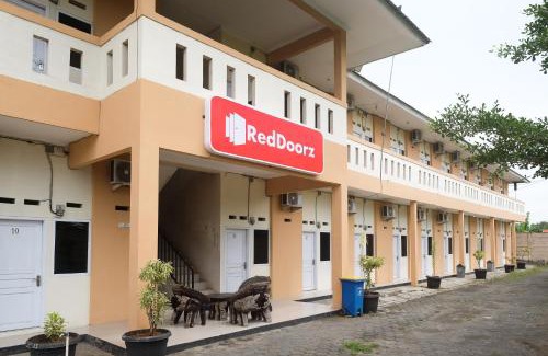 Cimohong Hotel | RedDoorz at Putri Syariah Brebes