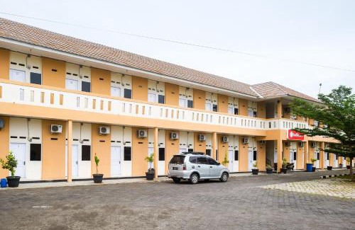 Cimohong Hotel | RedDoorz at Putri Syariah Brebes