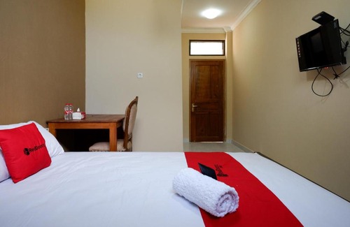 Banjarasri Hotel | RedDoorz At Telaga Mulya Hotel Wates