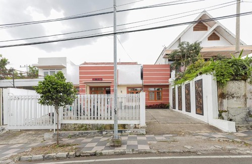 Ngaglik Hotel | RedDoorz at WR Supratman Batu