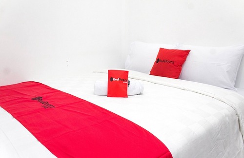 Karawang Hotel | RedDoorz @ Galuh Mas