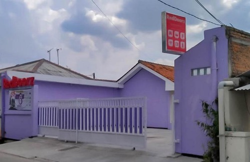 Karawang Hotel | RedDoorz @ Jalan Ahmad Yani