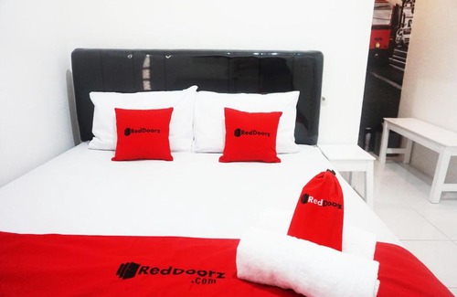 Blitar Hotel | RedDoorz @ Jalan Tanjung Blitar