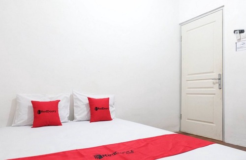 West Semarang Hotel | RedDoorz near Ahmad Yani Airport 3