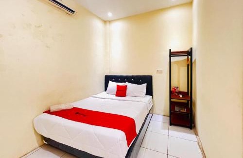 Sidoarjo Hotel | RedDoorz near Alun Alun Sidoarjo