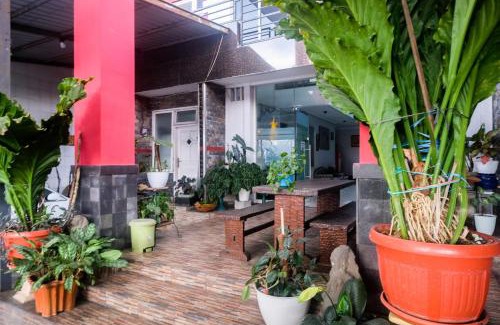 Klojen House | RedDoorz near Batik Tulis Celaket 2