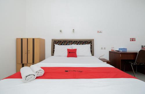 Suko Manunggal House | RedDoorz near Bukit Darmo Golf