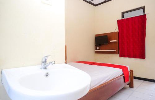 Hargomulyo Hotel | RedDoorz near Candi Sukuh Karanganyar