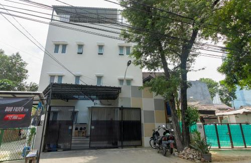 Tomang House | RedDoorz near Central Park Mall