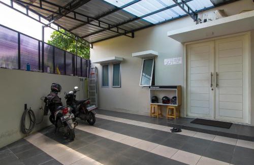 Tomang House | RedDoorz near Central Park Mall