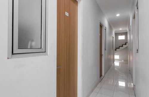 Tomang House | RedDoorz near Central Park Mall