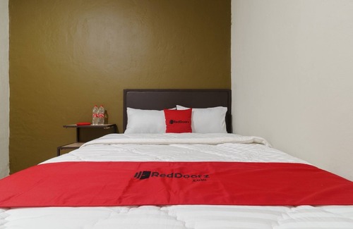 Karawang Hotel | RedDoorz near Cikampek Mall Karawang