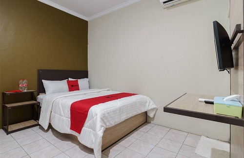 Karawang Hotel | RedDoorz near Cikampek Mall Karawang