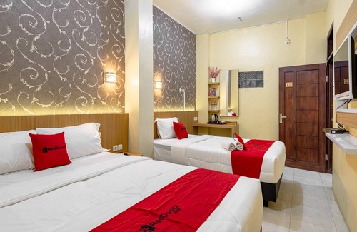 Beji Hotel | RedDoorz near Dino Park