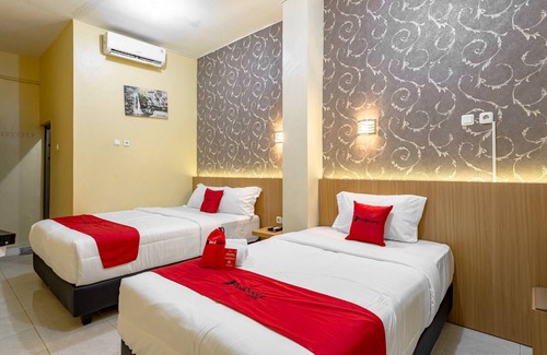 Beji Hotel | RedDoorz near Dino Park