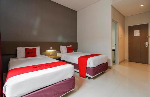 West Cirebon Hotel | RedDoorz near Goa Sunyaragi